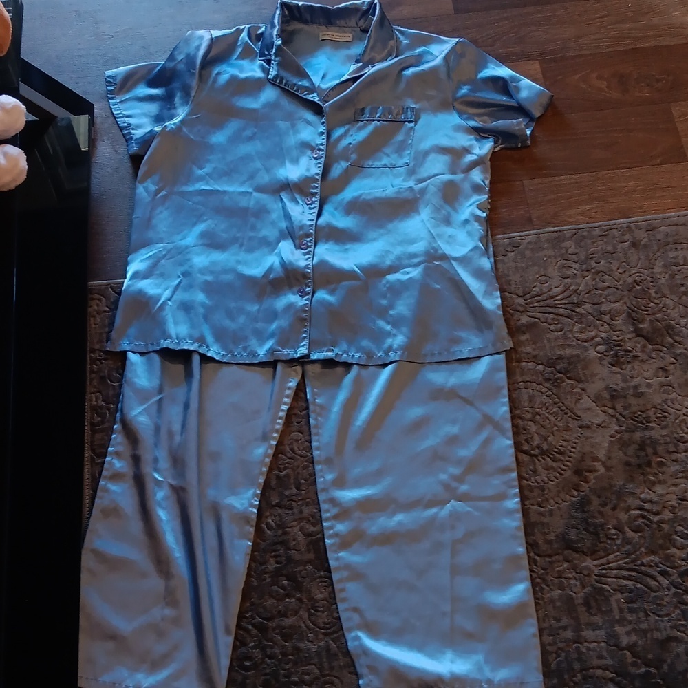 Valerie Stevens íntimates pajama set in good condition 100% polyester